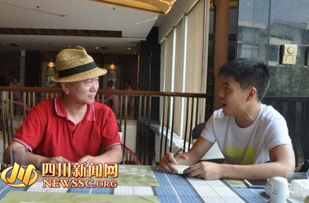 画家林跃（左一）接受本网记者采访.jpg